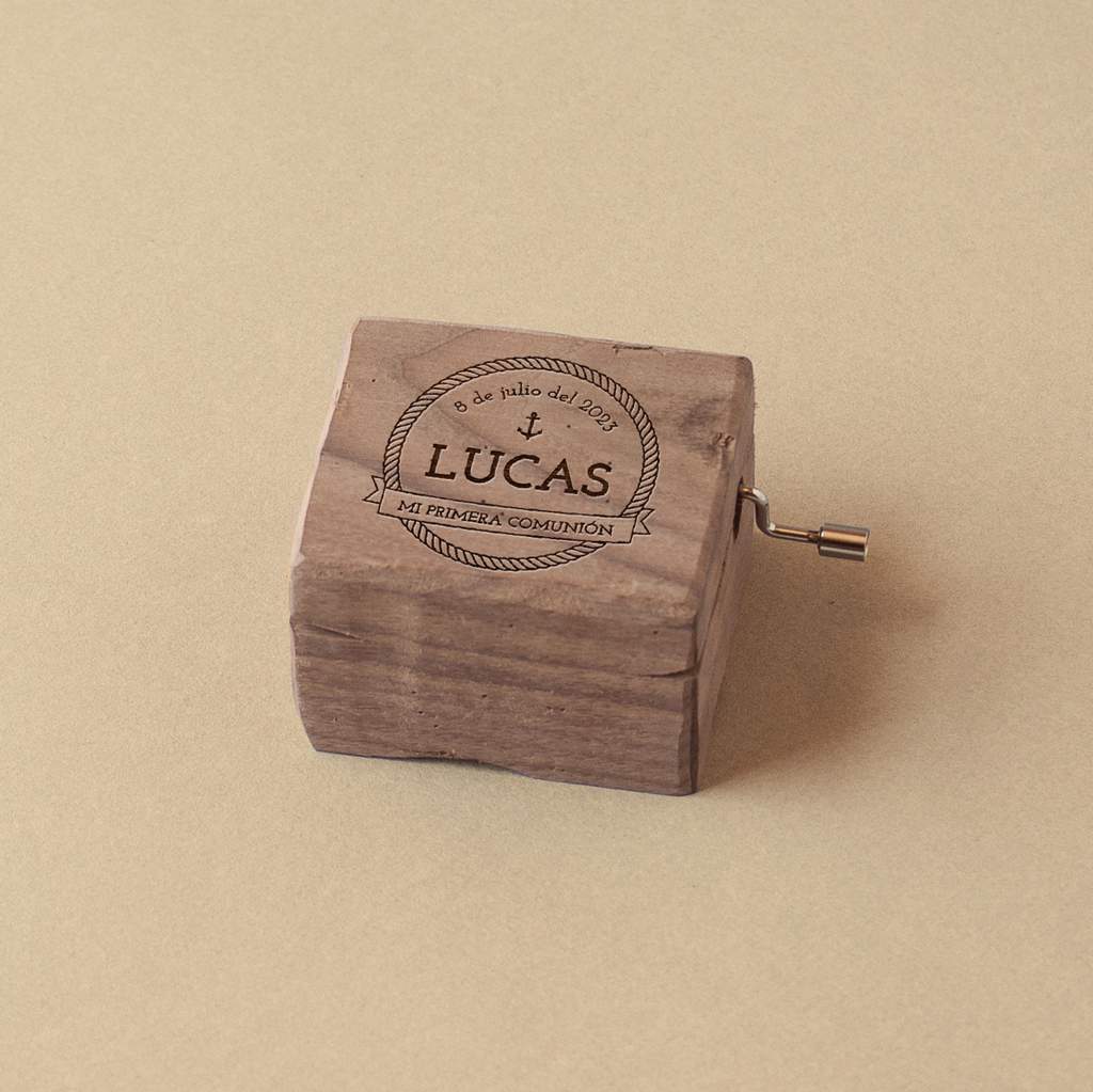 Caja de música pequeña de madera de nogal comunión